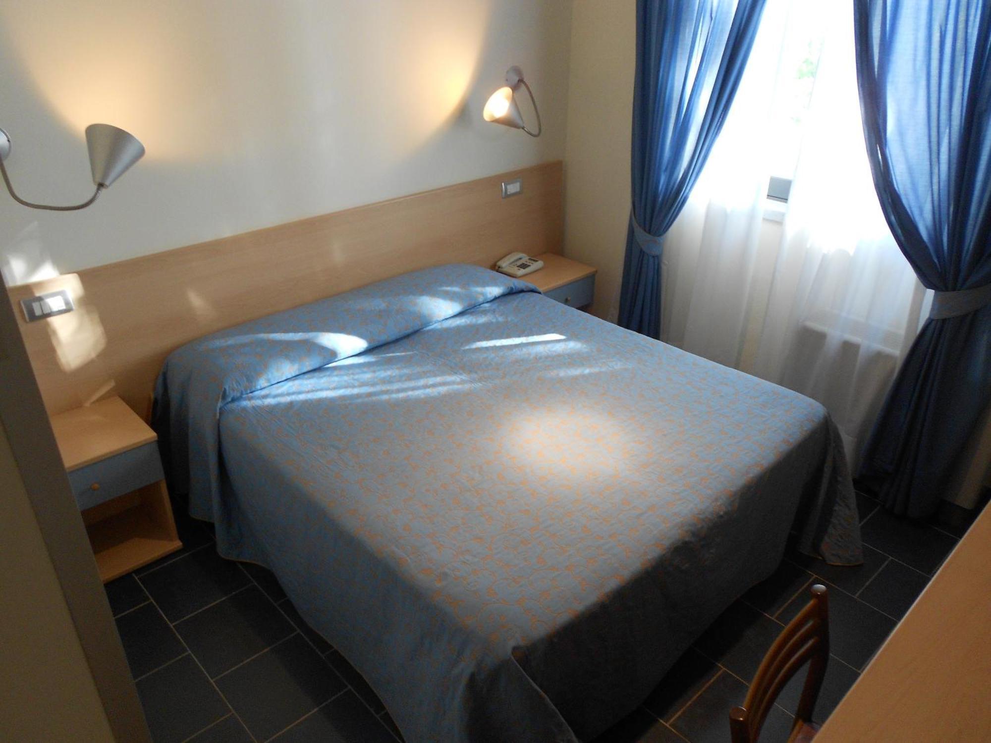 Hotel Tenda Rossa مارينا دي كارّارا المظهر الخارجي الصورة