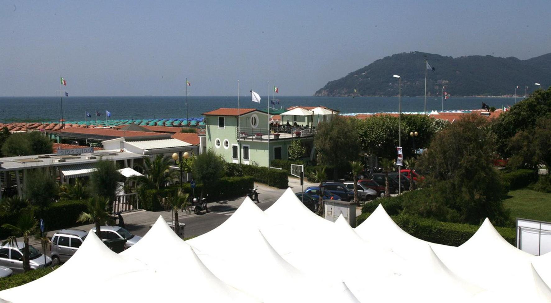 Hotel Tenda Rossa مارينا دي كارّارا المظهر الخارجي الصورة