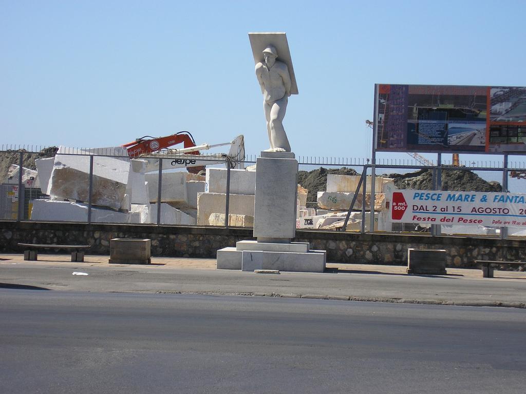 Hotel Tenda Rossa مارينا دي كارّارا المظهر الخارجي الصورة