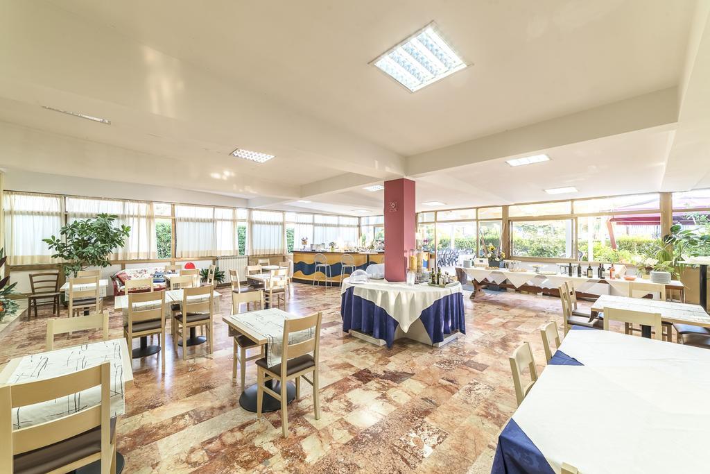 Hotel Tenda Rossa مارينا دي كارّارا المظهر الخارجي الصورة